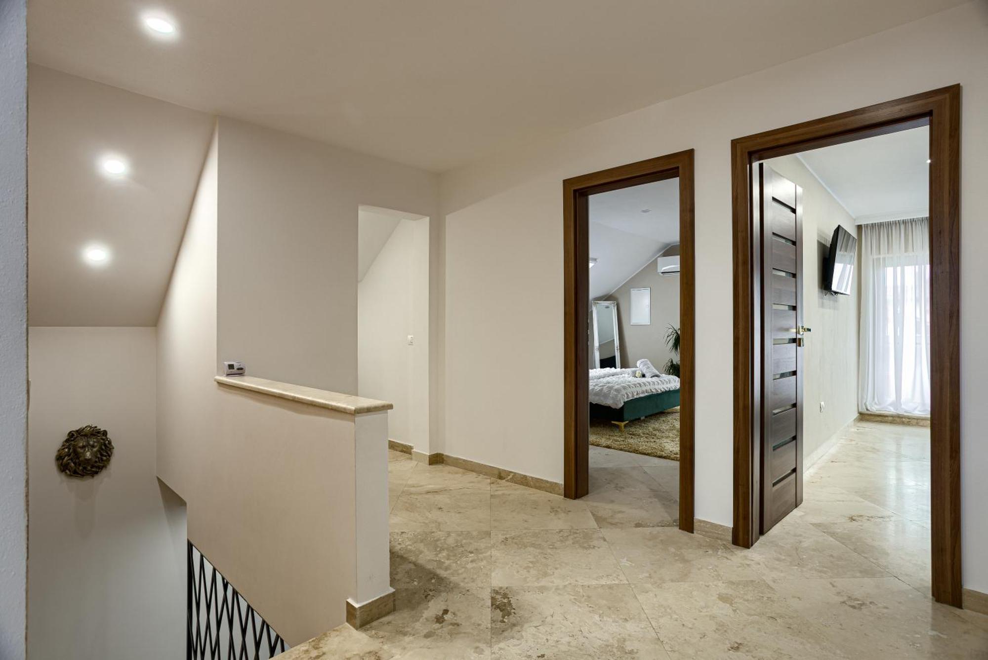 Sika Palladium Garden & Spa Central Apartment Arad Ngoại thất bức ảnh