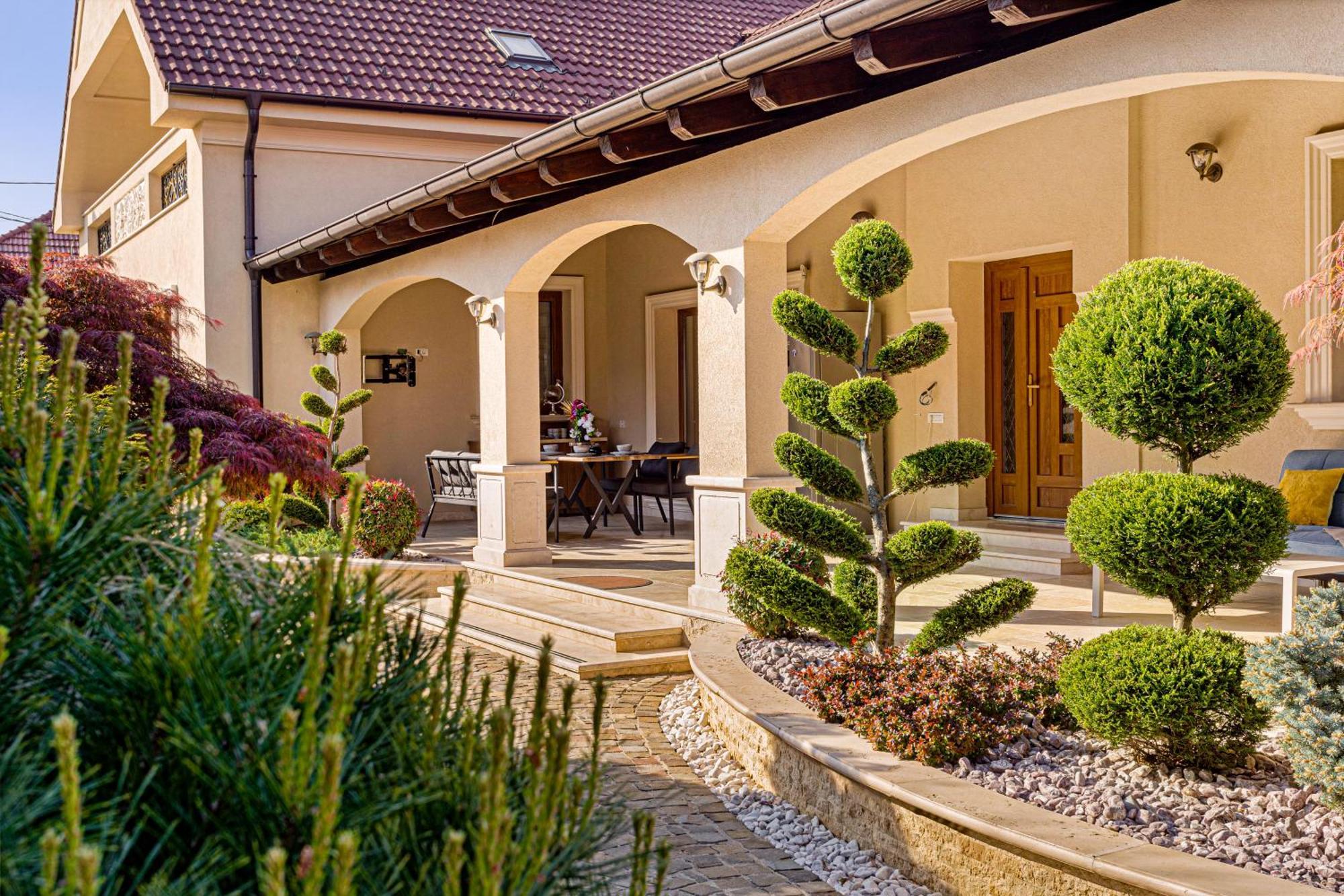 Sika Palladium Garden & Spa Central Apartment Arad Ngoại thất bức ảnh